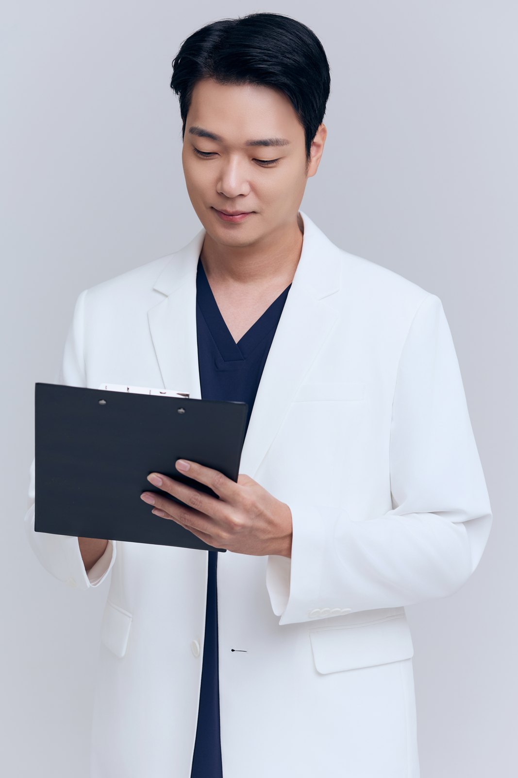 상담실에서 진단 차트를 짚어 가며 설명하는 박형권 원장