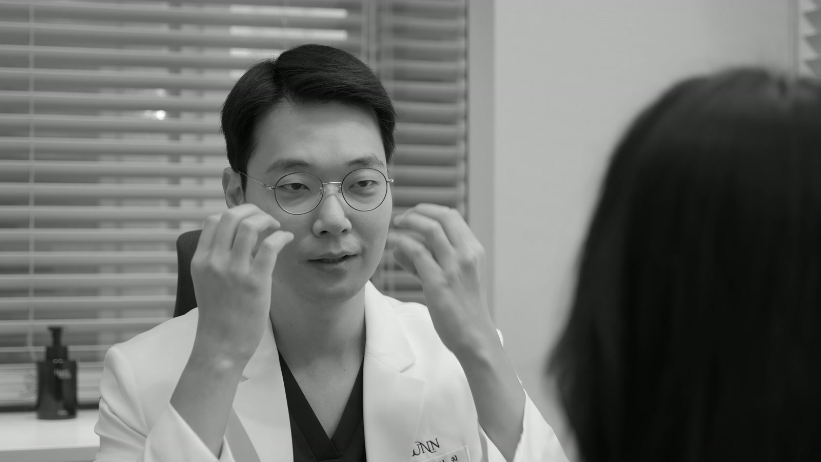 시술실에서 장비를 조작하는 원장의 손