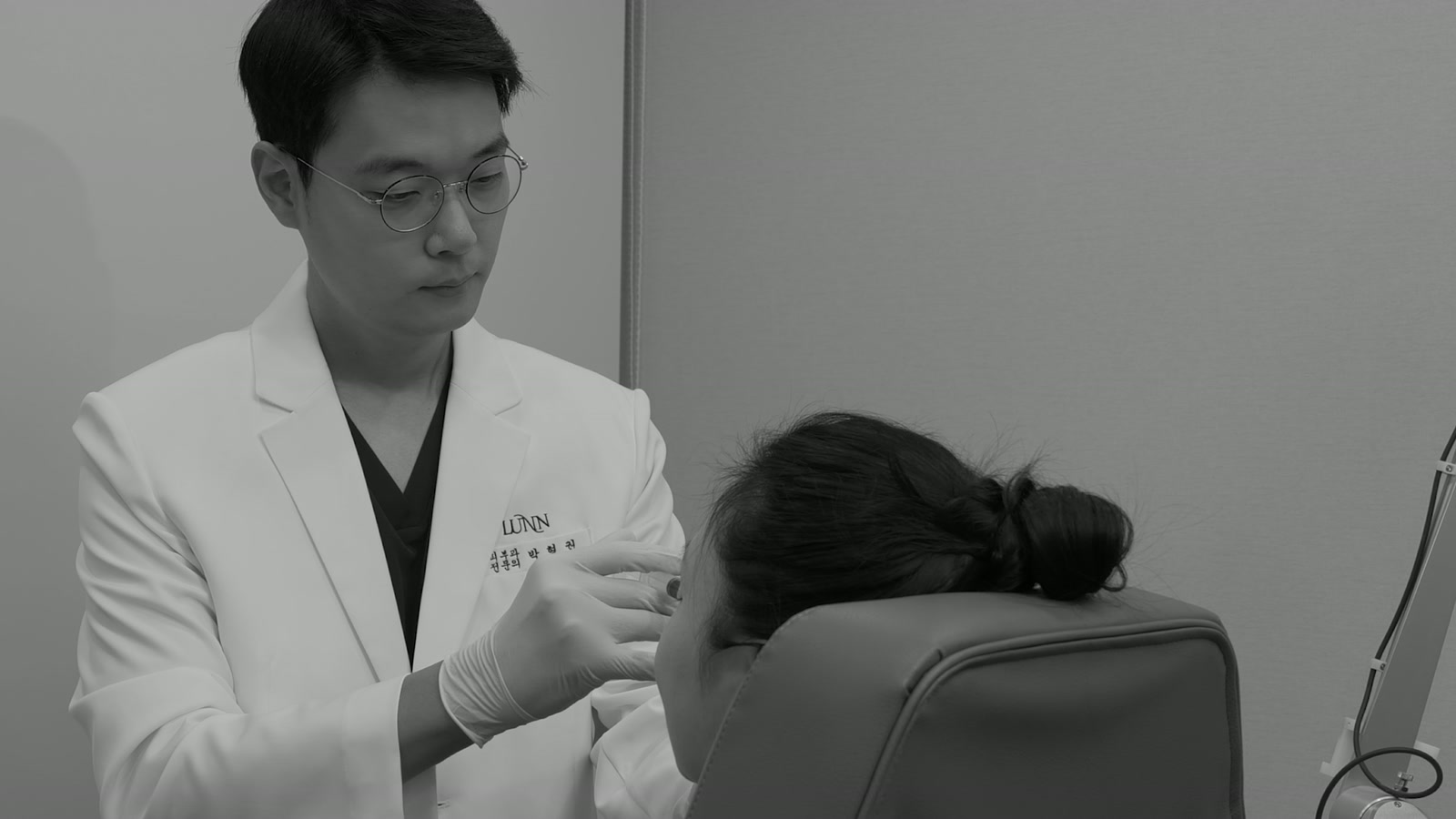 울쎄라·써마지 FLX·소프웨이브 장비가 나란히 놓인 시술실 전경