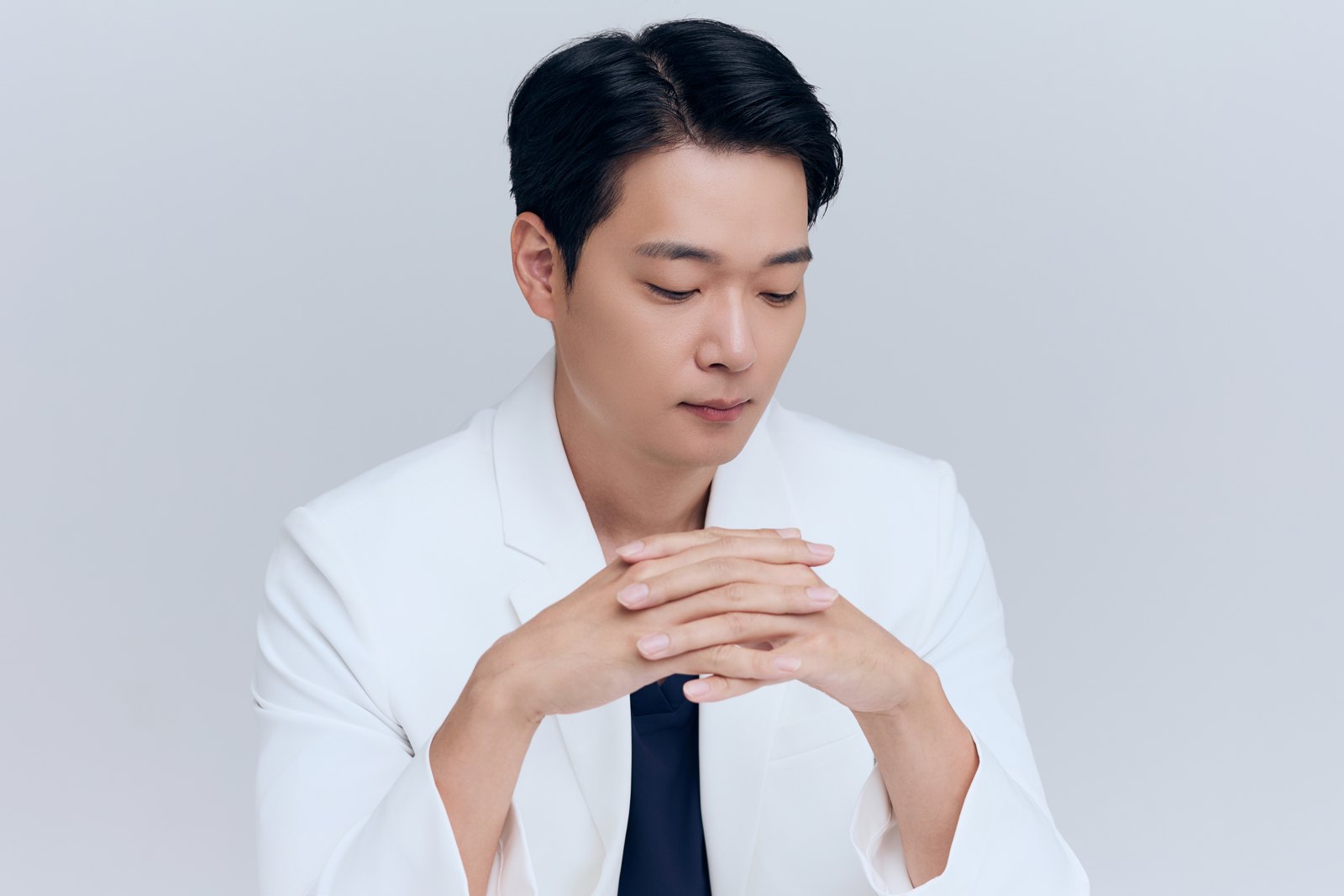 시술 전 원장이 환자 얼굴의 좌우 균형을 관찰하며 디자인하는 모습 (측면 구도, 비식별 처리)