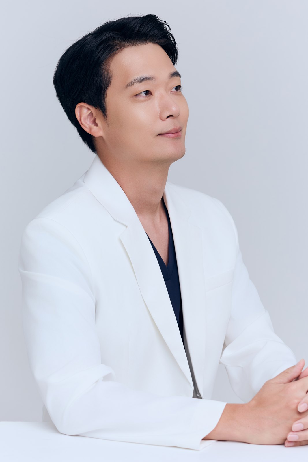 시술 마무리 단계에서 거울을 들기 전 좌우를 확인하는 원장의 모습