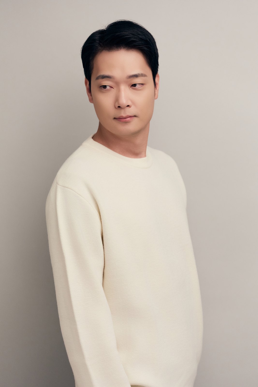 진료실 책상 위에 놓인 리쥬란·쥬베룩 제품과 차트를 짚으며 설명하는 원장의 손