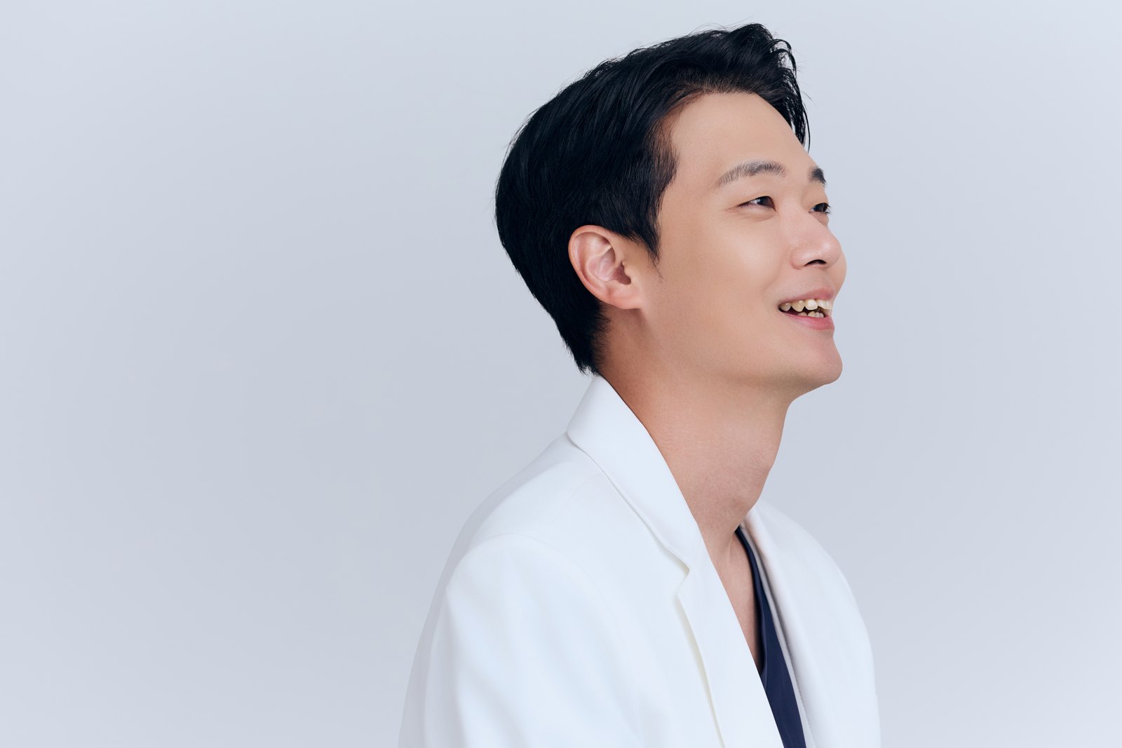상담실에서 피부 진단 장비 화면을 함께 보며 설명하는 장면