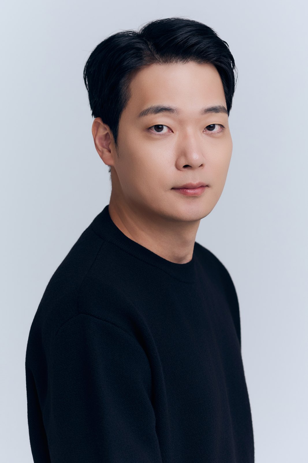뺨의 붉은 기운을 확대경으로 살피는 진료 장면 클로즈업