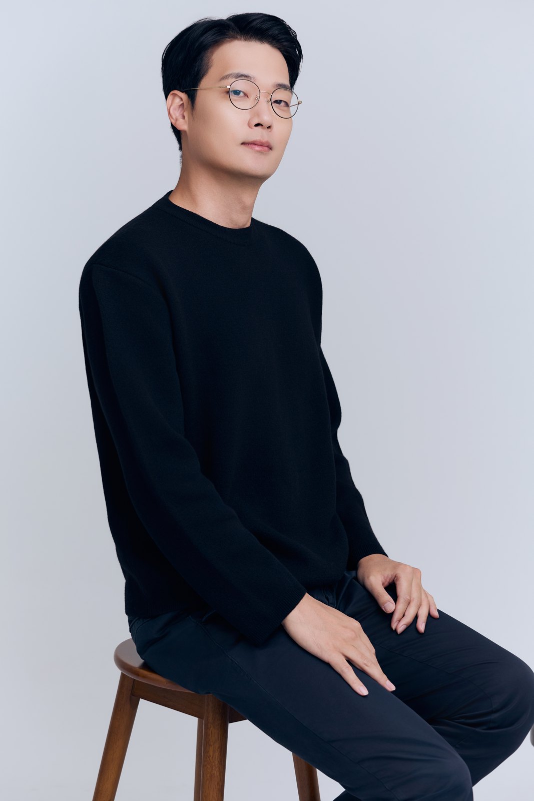 세안대 앞에 정돈된 저자극 기초 제품과 진료 안내문이 놓인 정적인 컷