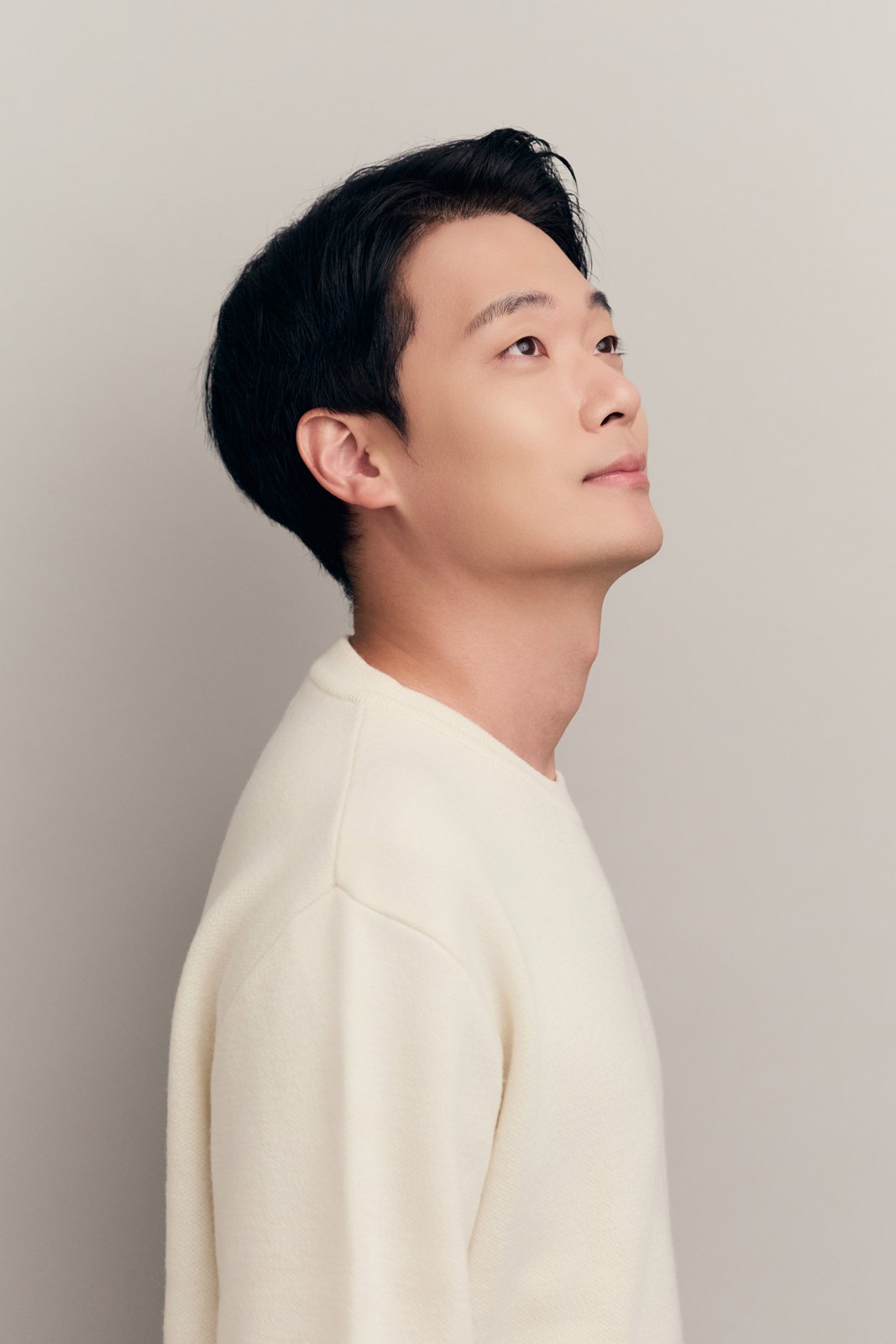 상담실에서 피부 상태 점검 항목을 하나씩 짚어 가는 장면